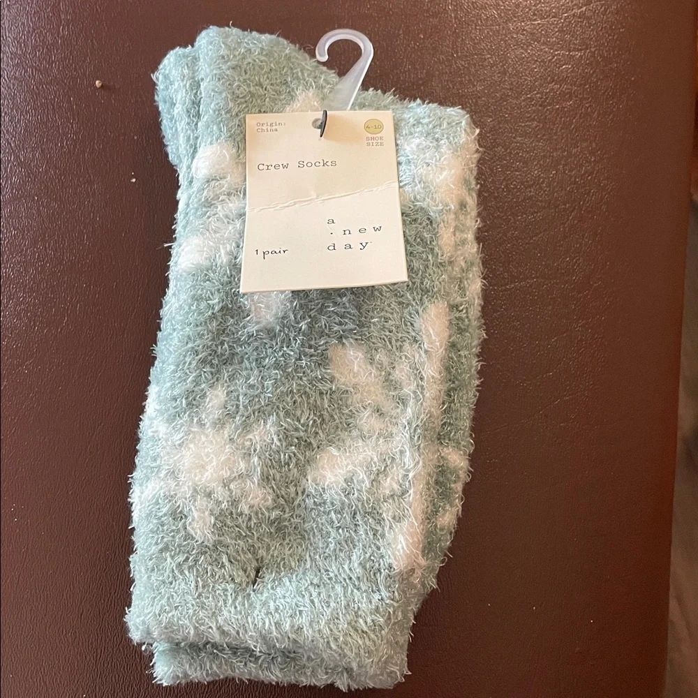 A New Day Cozy CREW Socks - Snowflakes White Light BLUE 4-10